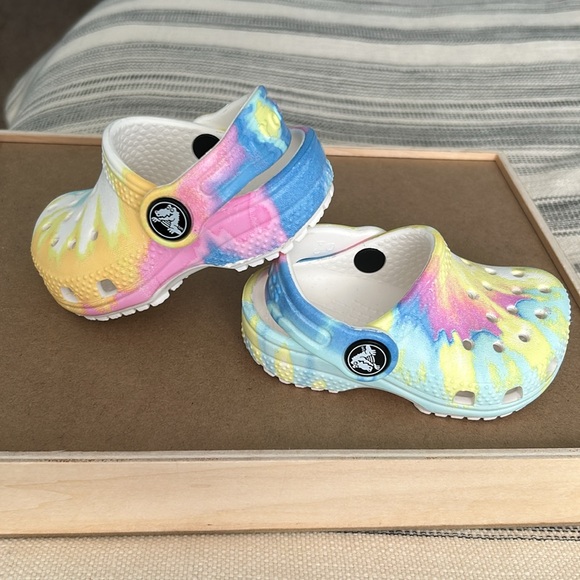 NWOT! Tie Dye Crocs Childs size 4 - Picture 3 of 4